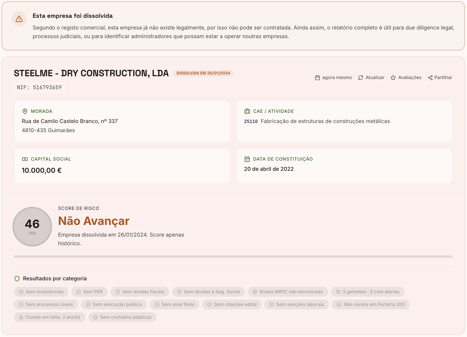 Relatório ObraXRAY da Steelme - Dry Construction, Lda: score 46 em 100, Não Avançar, empresa dissolvida em 26/01/2024 (score apenas histórico), com sede em Guimarães e os mesmos dois gerentes da Steelme insolvente.
